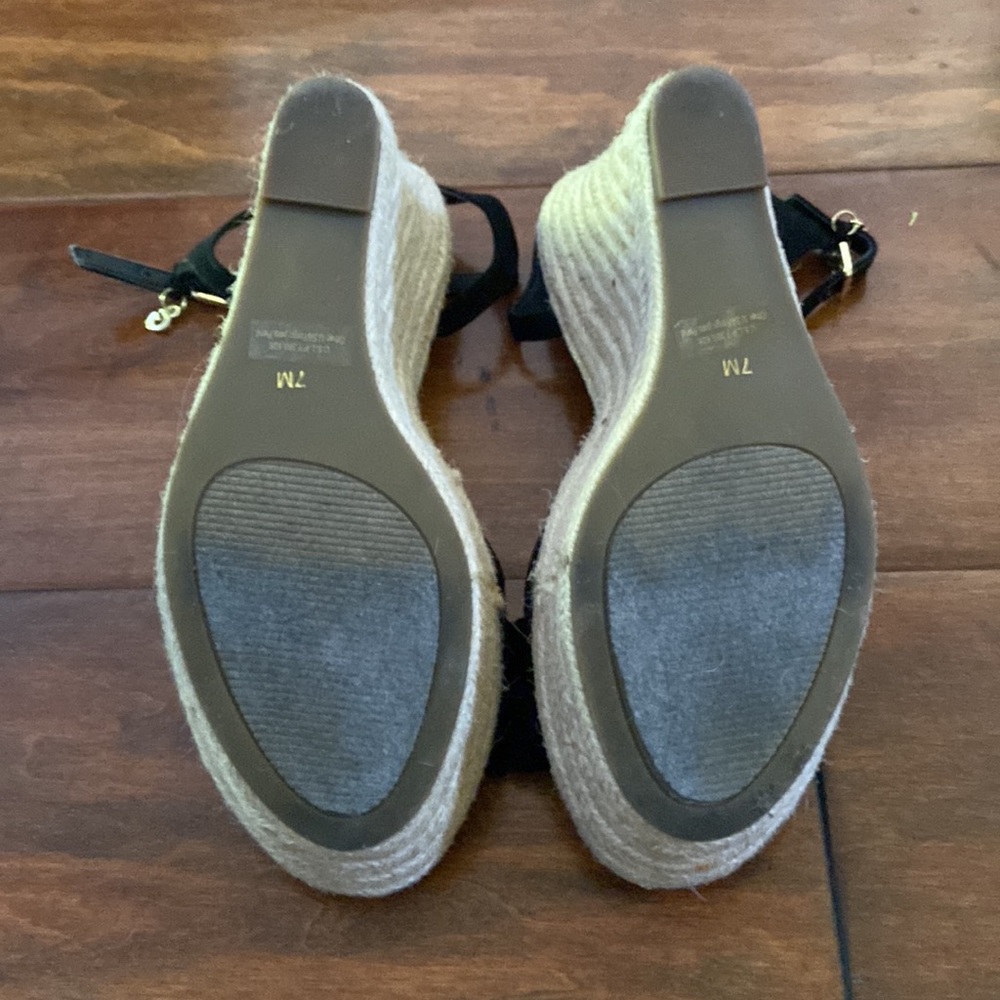 Guess women size 7 wedge sandal - Picture 6 of 8